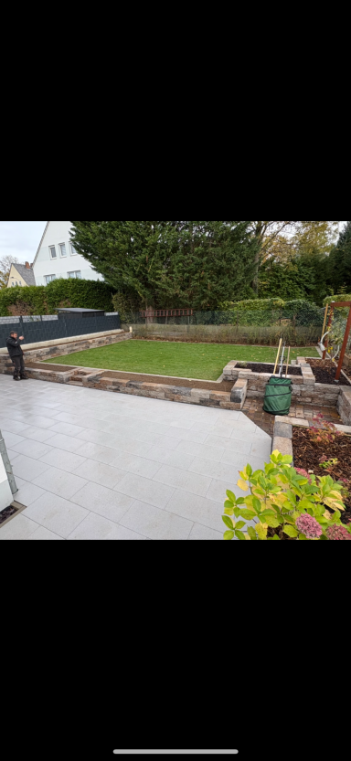 Gartenprojekt Mauer, L-Steine, Terrasse und Rollrasen